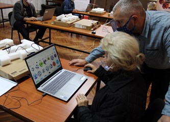 Društveni centar Novo Čiče: Umirovljenici marljivo uče surfati Internetom