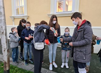 FOTO Školarci obilježili Dan sjećanja, duž Zagrebačke zasvijetlile svijeće za žrtve Vukovara i Škabrnje