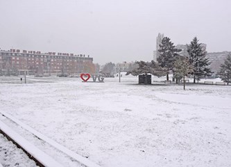 Goricu je zabijelio snježni pokrivač, a mališani uživaju u prvim zimskim radostima!