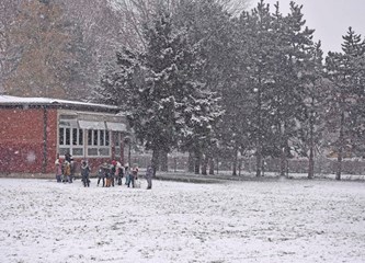 Goricu je zabijelio snježni pokrivač, a mališani uživaju u prvim zimskim radostima!