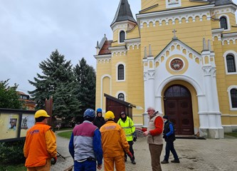 Novi potres povećao pukotine, osigurava se zvonik NBDM: Skidat će zvona, sat i kapu crkve