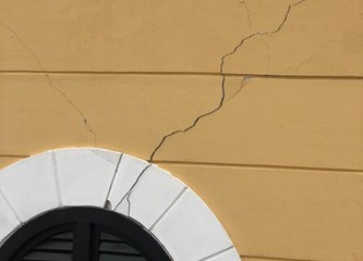 Novi potres povećao pukotine, osigurava se zvonik NBDM: Skidat će zvona, sat i kapu crkve