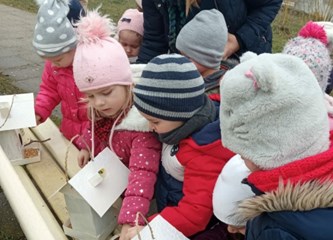 [FOTO] 'Lavići' iz Cicibana na Tuđmancu postavili hranilice za ptičice: "Djeca najbolje uče čineći…"