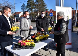 V.d. gradonačelnika Ačkar iznenadio sugrađanke povodom Dana žena: Dobile cvijeće na dar