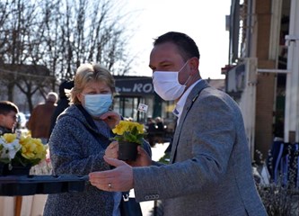 V.d. gradonačelnika Ačkar iznenadio sugrađanke povodom Dana žena: Dobile cvijeće na dar