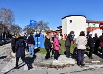 Početak masovnog cijepljenja u Velikoj Gorici: Cijepilo se 350 građana, neki u redu čekali i po sat vremena!