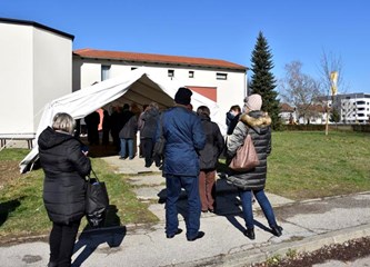 Početak masovnog cijepljenja u Velikoj Gorici: Cijepilo se 350 građana, neki u redu čekali i po sat vremena!