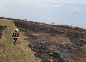 Vatrogasci jučer gasili šest požara niskog raslinja: Apeliramo na građane da spaljivanje korova prijavljuju!