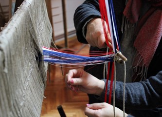 Radionice tkanja u Novom Čiču oduševljavaju polaznice: „Super je osjećaj kad nešto napraviš svojim rukama“