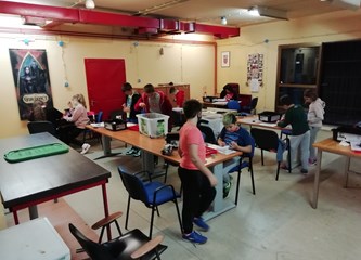 Informatički klub „VEL_IK“ koji postiže velike uspjehe u radu s djecom otvara vrata za učenike osnovnih i srednjih škola