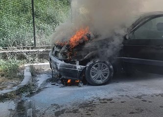 FOTO/VIDEO Na parkingu kod nebodera gorio automobil! Požar gasilo šest vatrogasaca