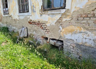 FOTO Oronula kuća u Buševcu pod zaštitom Ministarstva prijeti prolaznicima: Kako riješiti problem?