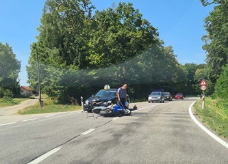 FOTO Teška prometna na Krušaku: Sudarili se motocikl i automobil, motociklist ozlijeđen i prevezen u bolnicu!