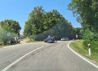 FOTO Teška prometna na Krušaku: Sudarili se motocikl i automobil, motociklist ozlijeđen i prevezen u bolnicu!