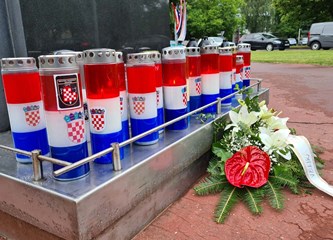 FOTOGALERIJA Kod 'Golubice' položeni vijenci za poginule hrvatske branitelje