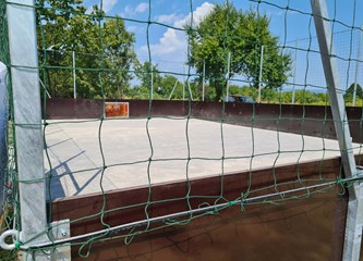 FOTO Cageball igralište u Podbrežnici u završnoj fazi: Postavljena konstrukcija, na redu trava