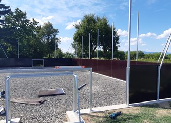 FOTO Cageball igralište u Podbrežnici u završnoj fazi: Postavljena konstrukcija, na redu trava