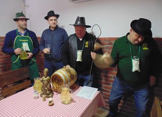 FOTO Proslavljeno Martinje u Vukomeričkim goricama: Članovi 'Grozda' krstili mošt u korona uvjetima