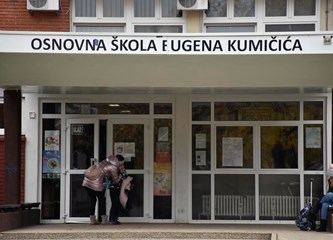 Prosvjed ispred 'Kumičića': Dvije učiteljice odbile pokazati covid potvrdu na ulazu u školu, pozvana i policija