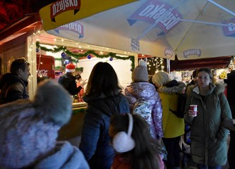 FOTO Čarolija Božića u srcu grada: Veliki i mali isprobali led, počeo Prosinac u Gorici
