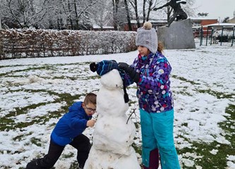 FOTOGALERIJA Praznici nisu mogli bolje početi: Mali Velikogoričani uživali u sanjkanju, izradi snjegovića, grudanju...
