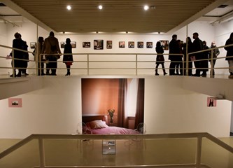 FOTO: Sara Pukanić u Galženici predstavila svoju izložbu: „Obiteljskom fotografijom želim doprijeti do dubljih sfera svoje osobnosti“