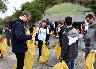 FOTO Za naš planet Zemlju: Građani i velik broj djece čistili otpad kraj Vukovinskog jezera