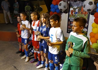 [FOTO] Moj kvart, moj klub, moj Kurilovec: Hajduk preko Zvezde do trofeja na Alpas Cupu, zlatne medalje im uručio Ante Budimir!