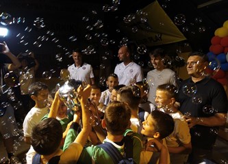 [FOTO] Moj kvart, moj klub, moj Kurilovec: Hajduk preko Zvezde do trofeja na Alpas Cupu, zlatne medalje im uručio Ante Budimir!