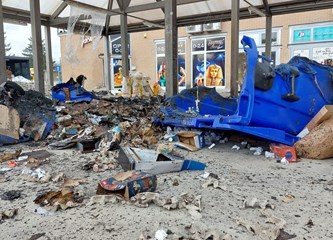 [FOTO] Kod Tržnog centra u požaru smeća izgorjelo krovište
