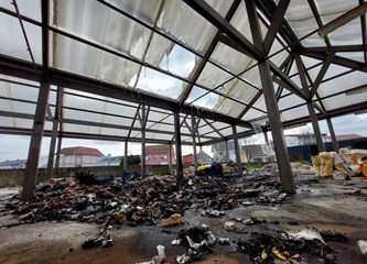 [FOTO] Kod Tržnog centra u požaru smeća izgorjelo krovište