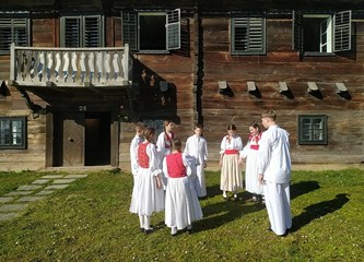 Bogatstvo tradicije u naslijeđe mladima: U Donjoj Lomnici počelo terensko snimanje projekta „Djeca OKO nas“ To je naše, na to smo ponosni