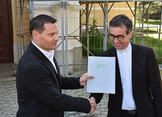 Zamjenik župana Kolarec uručio je župniku Koprivcu ugovor vrijedan gotovo 645 tisuća eura za obnovu crkve Navještenja Blažene Djevice Marije