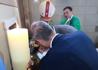 Biskup u Navještenju krstio šesto dijete obitelji Čuić: Mali Mario obukao Krista