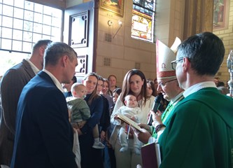 Biskup u Navještenju krstio šesto dijete obitelji Čuić: Mali Mario obukao Krista