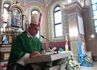 Biskup u Navještenju krstio šesto dijete obitelji Čuić: Mali Mario obukao Krista