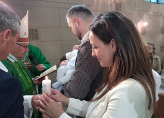 Biskup u Navještenju krstio šesto dijete obitelji Čuić: Mali Mario obukao Krista