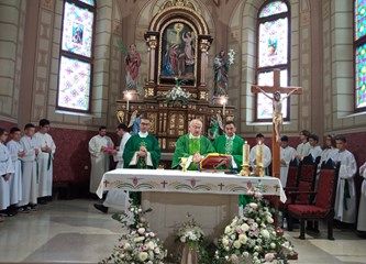 Biskup u Navještenju krstio šesto dijete obitelji Čuić: Mali Mario obukao Krista