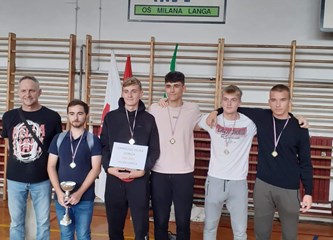 Gimnazijalci rasturili u šahu: Djevojke osvojile prvo mjesto, dečki drugo na Županijskom natjecanju