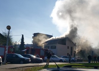 U Svačićevoj ulici gori obiteljska kuća, vatrogasci na terenu
