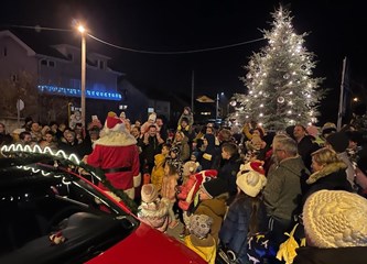 FOTO: Djed Božićnjak obišao mališane u Vukovini, Kurilovcu i Cerovskom Vrhu
