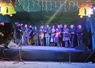 Mladi ujedinili mještane i organizirali još jedan uspješan "Humanitarni advent u Kravarskom"