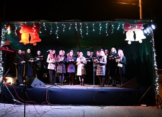 Mladi ujedinili mještane i organizirali još jedan uspješan "Humanitarni advent u Kravarskom"