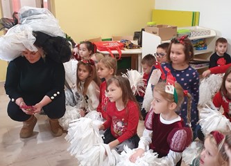 Hribarovci pripremili predstavu za mališane DV Lojtrica: "Neka ovakvi susreti postanu tradicija"
