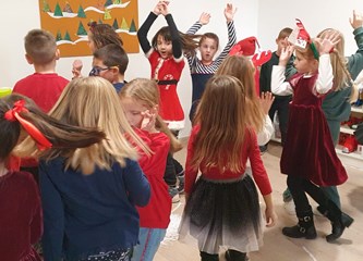Hribarovci pripremili predstavu za mališane DV Lojtrica: "Neka ovakvi susreti postanu tradicija"