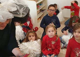 Hribarovci pripremili predstavu za mališane DV Lojtrica: "Neka ovakvi susreti postanu tradicija"