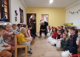 Hribarovci pripremili predstavu za mališane DV Lojtrica: "Neka ovakvi susreti postanu tradicija"