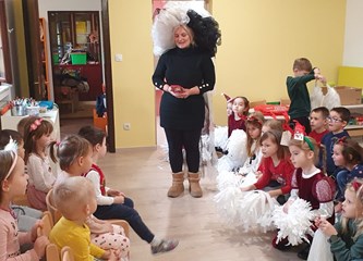 Hribarovci pripremili predstavu za mališane DV Lojtrica: "Neka ovakvi susreti postanu tradicija"