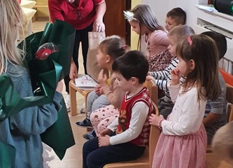 Hribarovci pripremili predstavu za mališane DV Lojtrica: "Neka ovakvi susreti postanu tradicija"