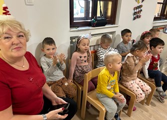 Hribarovci pripremili predstavu za mališane DV Lojtrica: "Neka ovakvi susreti postanu tradicija"